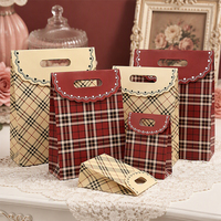 Sac cadeau écologique en papier écossais à carreaux avec poignée découpée sur mesure et dentelle festonnée pour mariage, vente en gros