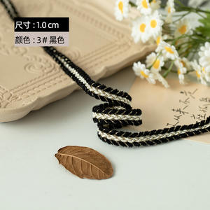 Pile Intrecciato in Poliestere-Cotone da 1,3 CM con Pizzo Ricamato in Filo Dorato - Product Image 1