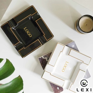 Coppia di Posacenere in Ceramica Bianca e Nera con Bordo Dorato, Design a Croce Quadrata a Quattro Bracci, Posacenere da Tavolo per Salotto - Product Image 1