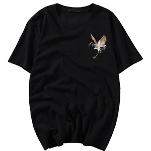 Camiseta de punto para hombre estilo urbano con estampado de grulla bordada, cuello redondo, manga corta, corte regular, antiarrugas, transpirable, 210g - Product Image 1