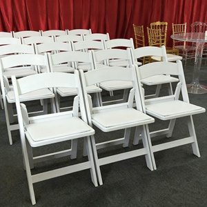 كرسي بلاستيكي قابل للطي للاستخدام الخارجي بسعر مناسب، مثالي للأعراس والحفلات والمناسبات، خفيف الوزن - Product Image 3