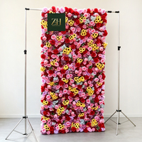 Arrangement floral mural fait main bleu, jaune, blanc, rose et feuilles vertes pour la décoration d'hôtels et de mariages