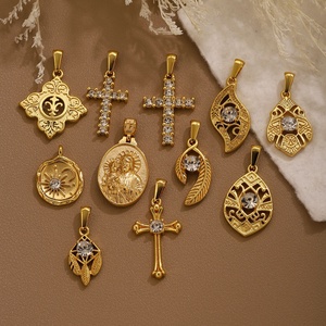 L'Archivée du Gardien |   Charmes protecteurs vintage en acier inoxydable plaqué or 18K PVD |   Pendentifs rétro en forme de croix, amulette et talisman - Product Image 2