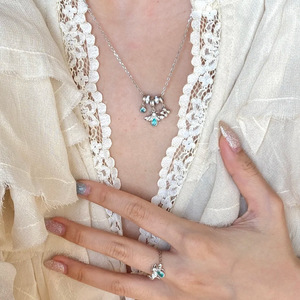 Set di Gioielli da Donna in Argento di Lusso Leggero, Stile Retrò di Alta Gamma, <span class=keywords><strong>con</strong></span> Anello a Perno e <span class=keywords><strong>Collana</strong></span> a Catena O, <span class=keywords><strong>con</strong></span> Ciondolo a Nappa a Forma di Ape e Taglio Smeraldo, Unico ed Squisito - Product Image 4