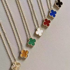 Collier Trèfle à Quatre Feuilles Haut de Gamme Unisexe en Tungstène Plaqué Or 18K avec Chaîne Croisée en Nacre, Pendentif de Luxe Tendance pour le Quotidien - Product Image 1