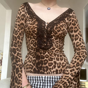 Nouveau T-shirt léger pour femme style chinois avec boutons grenouille, col en V, patchwork de dentelle, dos nu et manches longues évasées - Product Image 1