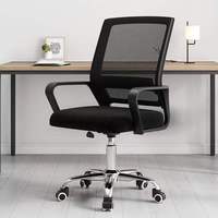 Chaise de bureau ergonomique en maille pivotante avec accoudoirs, base chromée et roulettes pour le bureau à domicile