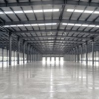 Entrepôt industriel préfabriqué en acier personnalisé avec atelier, plafond haut et quais de chargement pour centre de transitaire