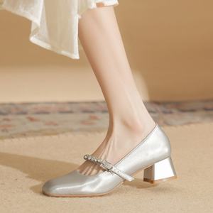 Zapatos de tacón alto plateados para mujer, ideales para fiestas y bodas elegantes. Diseño plano que proporciona una sensación cómoda. - Product Image 3