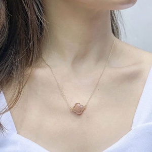 สร้อยคอหินธรรมชาติ ZYO จี้โรสควอตซ์ ชุบทอง 18k สร้อยคอรูปใบโคลเวอร์สี่แฉกนำโชคสำหรับผู้หญิง - Product Image 6