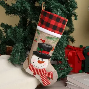 Chaussette de Noël personnalisée en tissu écossais à carreaux brodée, motif renne et pain d'épices, pour décoration de ferme - Product Image 3