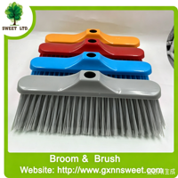 Balai de nettoyage avec manche en plastique et balai à manche en bois