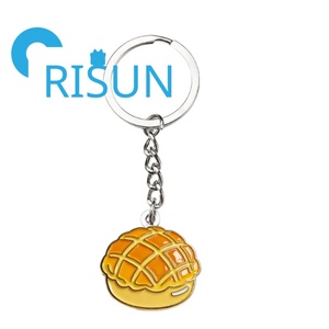 พวงกุญแจโลหะรูปขนมปังสับปะรดเคลือบเงาแบบขายส่ง พวงกุญแจรูปขนมปังน่ารักสไตล์คาวาอี้ - Product Image 6