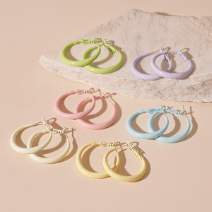 Boucles d'oreilles créoles géométriques Sweet Candy Design minimaliste pour femme - Product Image 1