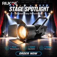 Projecteur LED Fresnel 300W avec structure en aluminium, contrôle DMX 6 couleurs, angle de faisceau réglable, volets coupe-flux pour éclairage de scène et de studio