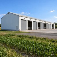 Entrepôt durable en structure légère d'acier, facile à assembler, étanche, pour le stockage d'équipements et d'outils métalliques