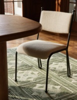 Chaise de salle à manger rembourrée en tissu de lin naturel avec pieds en fer peints en noir, assise rembourrée douce, idéale pour la maison, les restaurants et les cafés