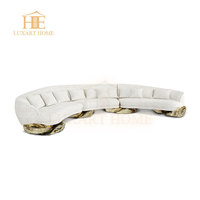 Canapé moderne de luxe incurvé avec revêtement en tissu et rembourrage en éponge pour les salons d'appartements et de villas, ensemble complet de canapé-lit