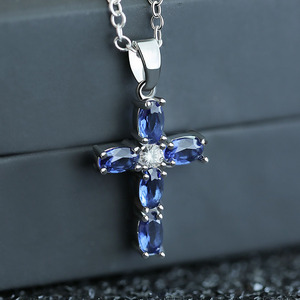 Ciondolo a Croce in Argento 925 con Zaffiro Blu, Montatura a Griffe, Gioiello Religioso Cristiano Unisex - Product Image 1