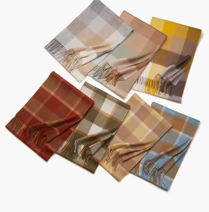 Bufanda de Poliéster a Cuadros Antibacteriana, Duradera y Transpirable para Mujer, Diseño Personalizado con Color y Patrón a Cuadros, Marca Privada - Product Image 1