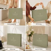 Sac en papier kraft blanc recyclable de qualité supérieure, élégant et uni, avec logo gaufré pour le branding des boutiques de vêtements haut de gamme