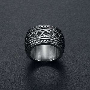 Bague torsadée celtique Viking en acier inoxydable pour homme, style vintage, punk, hip-hop, en acier titane motif vigne de fer - Product Image 3