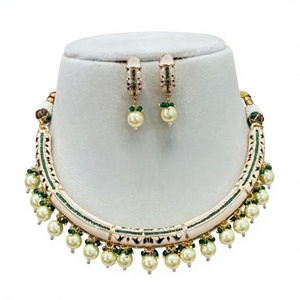 Magnifique collier aspect pierres plaquées or de qualité supérieure serti de boucles d'oreilles pour mariage ou collection de vêtements de fonction pour femmes - Product Image 2
