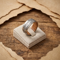 Bague de mariage pour homme Tizti en titane pur, bords échelonnés, intérieur en bois de fût de whisky, ajustement confortable, bague d'anniversaire pour homme
