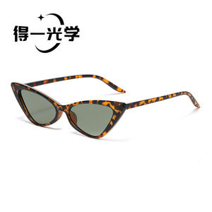 แว่นกันแดดทรงสามเหลี่ยม De Yi Optics สำหรับผู้หญิง กรอบสีขาว เลนส์ PC ป้องกันรังสียูวี 400 - Product Image 3