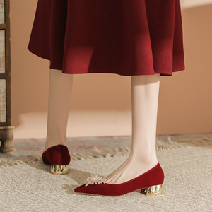 Sandalias de tacón con punta en punta de terciopelo rojo con decoración floral, zapatos de tacón medio para fiesta de boda, calzado cómodo para mujer - Product Image 4