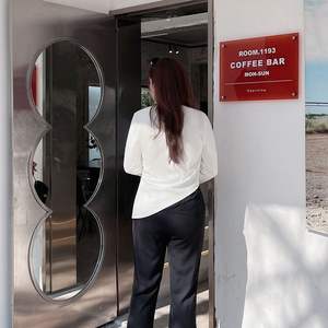 Camiseta de manga larga para mujer de talla grande, tejida con estampado, dobladillo asimétrico, diseño Queen The Wonder N8456 - Product Image 2