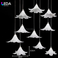 Lustre LEDA personnalisé à 10 têtes en forme de fleurs de citrouille, suspension de plafond en plastique avec fleurs de lys pour décoration de plafond de mariage