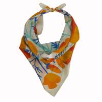 Écharpe en soie carrée à motif floral personnalisé, bord fini à la machine / Bandana pour femmes