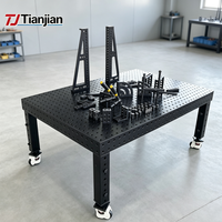 Table de soudage D16 avec localisateurs multi-angles et système de serrage modulaire pour travaux d'assemblage