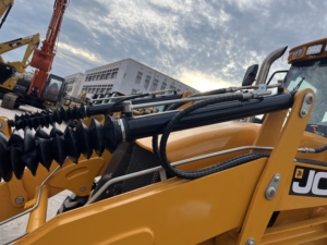 รถแบคโฮล้อเดอร์ JCB 3CX ใหม่ ขับเคลื่อน 4 ล้อ ประสิทธิภาพเสถียร โครงสร้างกะทัดรัด เหมาะสำหรับงานก่อสร้างในพื้นที่แคบ - Product Image 2