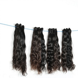 Vente en gros de cheveux humains indiens Remy lisses non traités et crépus, longs et ondulés pour femme noire, machine à double trame avec un doner vierge et temple - Product Image 1