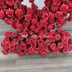 DKB ดอกกุหลาบสีแดงเทียมทรงหัวใจสีแดงดอกกุหลาบประดิษฐ์สีแดงแบบโค้งสำหรับการตกแต่งฉากการออกแบบใหม่จากโรงงาน - Product Image 4