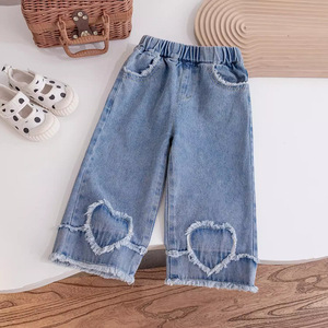 Set di Abbigliamento Autunnale 2026 per Bambine: Cardigan Beige <span class=keywords><strong>con</strong></span> Scollo a <span class=keywords><strong>V</strong></span> + Jeans <span class=keywords><strong>con</strong></span> Motivo a Cuori, Set 2 Pezzi - Product Image 6
