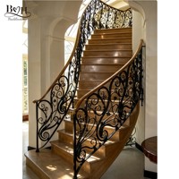 Modèle de balustre décoratif en fer forgé peint mat sur mesure pour rampes d'escalier de villa de luxe intérieure