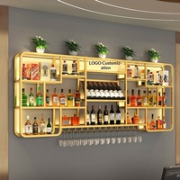 Armoire à vin murale éclairée en métal moderne et présentoir sur mesure pour restaurants et magasins