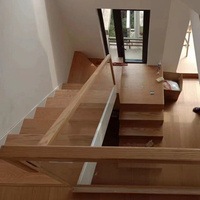 Escalier flottant sur mesure avec design à montantes fermées, poutre de support entièrement dissimulée, garde-corps en verre trempé et marches en bois
