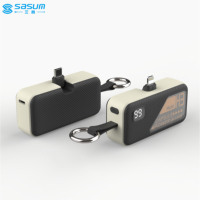 K381 mini chargeur de batterie externe de dessin animé personnalisé chargeur de câble intégré nouvelle conception tendance chargeur de téléphone à lanière prise pliante