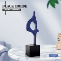Trophée sabre personnalisé avec logo, impression UV, ornements métalliques abstraits plaqués or et base en bois cubique