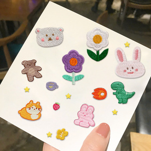 Parche de tela bordado personalizado de fábrica 2021 con diseño de oso de peluche de dibujos animados y flor de margarita para decoración de ropa y bufandas - Product Image 1