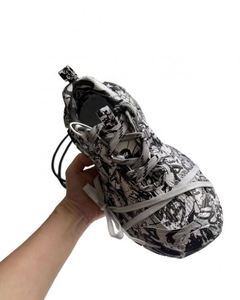 Zapatos Deportivos Cómodos para Hombre, Talla 3XL Extra Me, Diseño Graffiti Blanco y Negro, Malla, Suela de Poliuretano y Goma, Transpirables, Estilo Balenciaga - Product Image 4