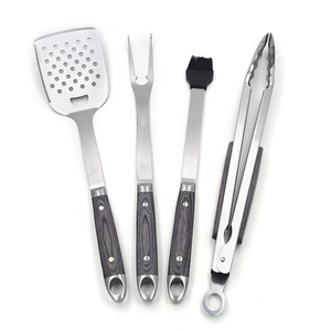 Set di 4 Utensili per <span class=keywords><strong>Barbecue</strong></span> con Paletta Forata, Forchetta, Pennello e Pinze per <span class=keywords><strong>Barbecue</strong></span> e Cucina - Product Image 1