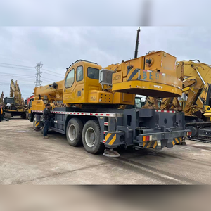 Grúa hidráulica profesional de uso pesado en oferta, modelo QY80K, capacidad de carga nominal de 80 toneladas, 2800 horas de uso, para uso industrial. - Product Image 2