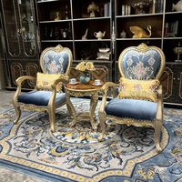 Chaise décontractée en tissu brodé de style français, chaise sculptée en bois massif de luxe européen, idéale pour les villas et manoirs de prestige