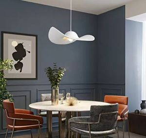 Lustre moderne unique en forme de chapeau de paille suspendu en verre noir pour le salon - Product Image 4