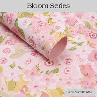 Emballage cadeau en papier artistique recyclable, écologique et de qualité supérieure, série Printemps, au design frais et charmant, avec une ambiance champêtre et florale.